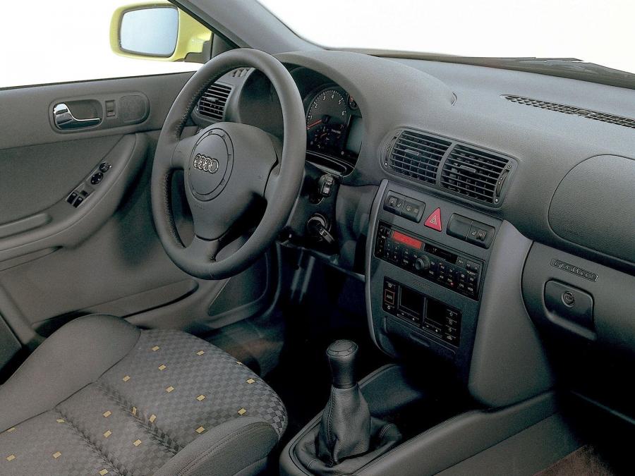 Интерьер Audi A3 (8L) 1996 года  (WW) (фото 8 из 12)